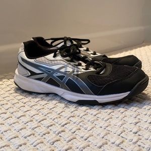 Asics Upcourt Volleyball shoes *lighty used *in excellent condition